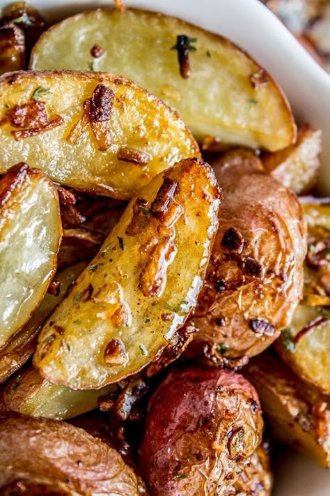 3 Ingredient Roasted Potatoes and Onions from The Food Charlatan. These tender roasted potatoes and onions are done SO fast, because instead of adding a whole bunch of spices to make them delicious, you just dump on some onion soup mix and throw it in the oven. The dehydrated onions get all crunchy and glorious! Perfect side dish for Thanksgiving! #roastedpotatoes #potatoes #onions #easy #quick #lipton #onionsoupmix #oven #soupmixes Crunchy Onions, Roasted Potatoes And Onions, Easter Side Dishes Recipes, Potatoes And Rice, The Food Charlatan, Thanksgiving Food Sides, Potatoes And Onions, One Potato, Easter Side Dishes