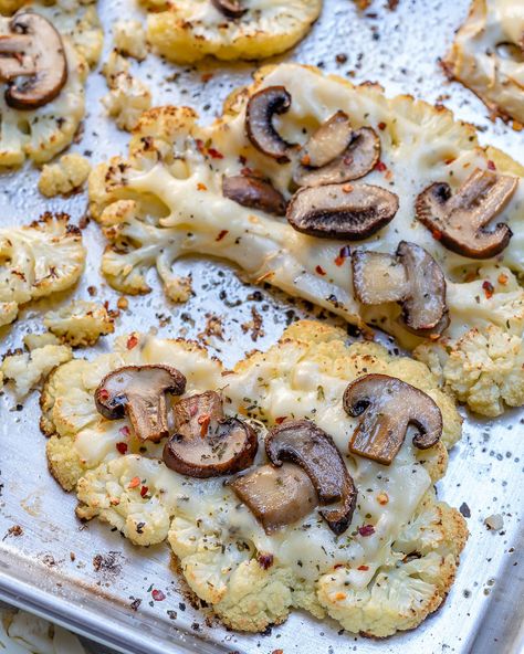 These Clean Eating Cheesy Cauliflower Mushroom Steaks are SERIOUSLY Yummy! | Clean Food Crush Mushroom Steaks, Cauliflower Mushroom, Steak And Mushrooms, Cheesy Cauliflower, Clean Eating Recipes For Dinner, Clean Eating For Beginners, Cauliflower Steaks, Inflammatory Diet, Veggie Dip