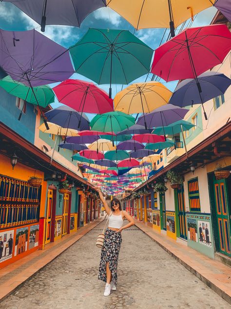 Calle con sombrillas en Guatapé, Antioquia. Outfit Guatape Colombia, Colombia Aesthetic, Travelling Aesthetic, Trip To Colombia, Travel Pose, Singapore Photos, Istanbul Photography, Colombia Travel, Travel Pictures Poses