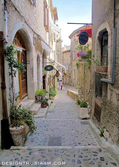 Saint-Paul-de-Vence - The Prettiest Hilltop Village in France - Designthusiasm.com Vence France, Medieval Towns, Stone Buildings, Art Museums, Beaux Villages, Destination Voyage, Late Afternoon, Provence France, French Countryside