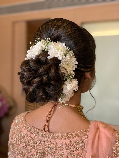 Quarantine & Plan Your Wedding Hairstyle! These Bridal Buns Will Brighten Up Your Day Pelli Jada, Indian Bun Hairstyles, Bridal Buns, Juda Hairstyle, Hairstyles Juda, Bridal Hair Decorations, Bridal Hairstyle Indian Wedding, Hair Style On Saree, Wedding Bun