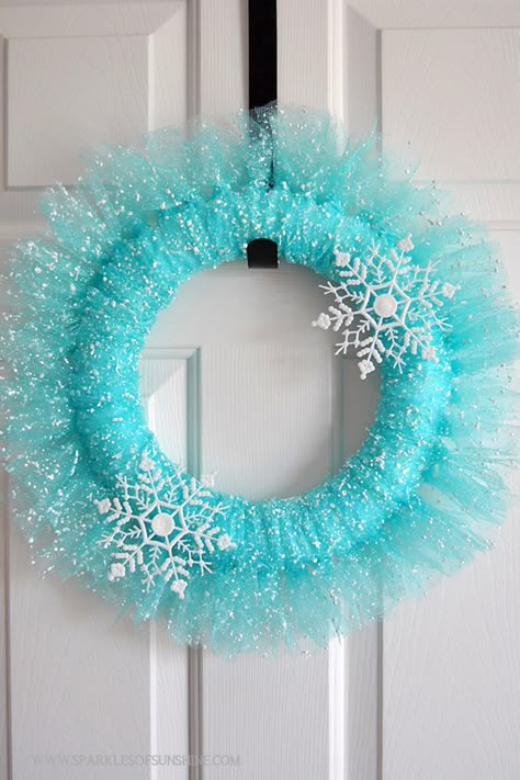 Tulle Wreath Diy, Winter Wonderland Wreath, Tulle Wreaths, Tulle Crafts, Winter Wreath Diy, Tulle Wreath, Snowflake Wreath, Deco Wreaths, Winter Wreaths