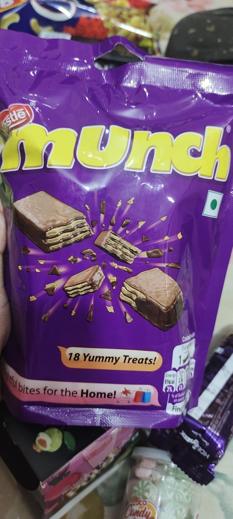 Munch Chocolate, Chocolate Box, Pop Tarts, Yummy Treats, Tart, Gum, Snack Recipes, Snapchat, Candy