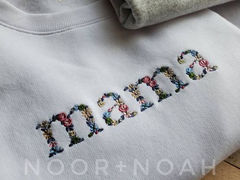 mama floral sweatshirts tees Baby Embroidery Ideas Boys, Happy Threads, Bone Bordado, Girl Mom Shirt, Embroidered Photo, Clothes Embroidery Diy, Floral Sweatshirt, Embroidery On Clothes, Sewing Embroidery Designs