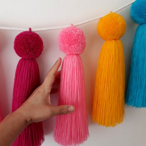 Rag Bunting, Fabric Pom Poms, Pompom Art, Wall Garland, Rainbow Home Decor, Wool Crafts Diy, Tassel Wall Hang, Diy Frühling, Boho Yarn