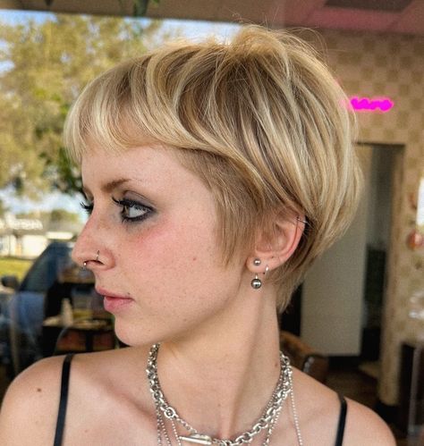 Light Blonde and Golden Bob Pixie Pixie Cut Blonde Highlights, Light Blonde Pixie, Golden Blonde Short Hair, Golden Blonde Pixie, Highlights Pixie Cut, Short Blonde Hair Pixie, Hair Wishlist, Short Blonde Hairstyles, Pixie Cut With Highlights