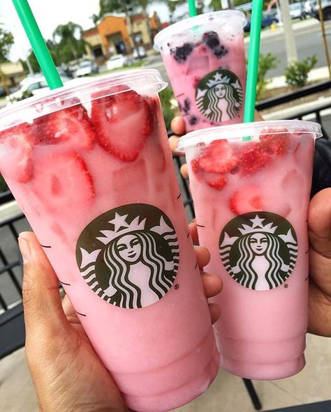 Resep Starbuck, Pink Drink Recipes, Iced Starbucks Drinks, Secret Starbucks Drinks, Starbucks Secret Menu Drinks, Starbucks Coffee Drinks, Starbucks Menu, Starbucks Drink, Pink Drink