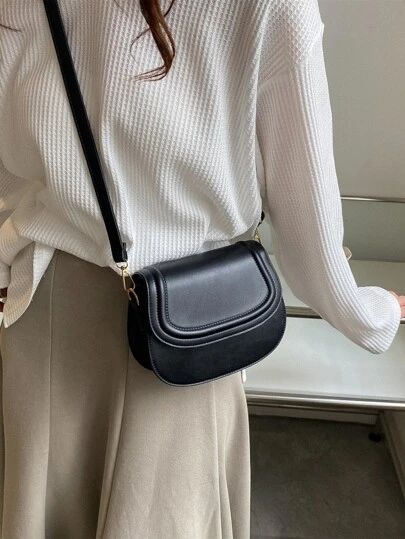 Black Leather Purse Outfit, Black Sling Bag, Estilo Old Money, Zara Bag, Trendy Purses, Trendy Bags, Zara Bags, Bag Outfit, Girly Bags