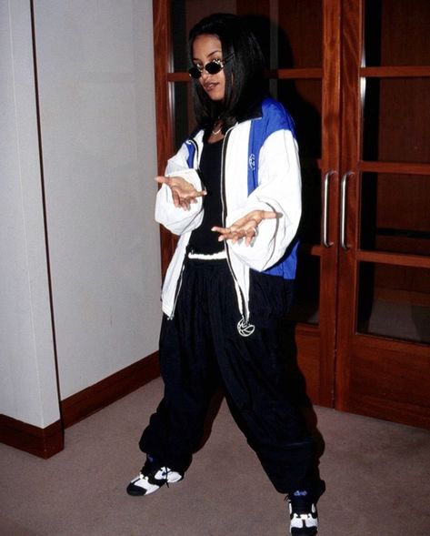 Aaliyah 1995, Aaliyah Style 90s, 90s Hip Hop Outfits, 90s Outfit Party Hip Hop, Aaliyah Outfits, 90s Outfits Party, Aliyah Outfits 90s, 90s Fashion Outfits Hip Hop, 90s Outfits