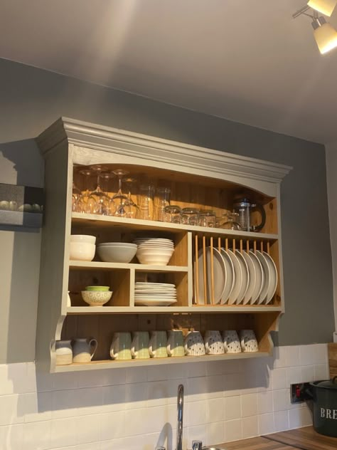 Diy Dish Rack, Plate Rack Ideas, Dish Rack Ideas, Plate Drying Rack, Cottage Kitchen Shelves, Tiny Dining Room, Primitive Kitchen Cabinets, Wood Cook Stove, Kitchen Open Shelves