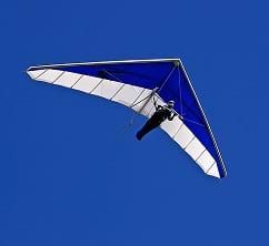 A photograph shows a man flying a glider through the sky. Balsa Glider, Hang Gliders, Easy Camping Hacks, Hang Glider, Hang Gliding, Asa Delta, Sky Photos, Aviation History, Skydiving