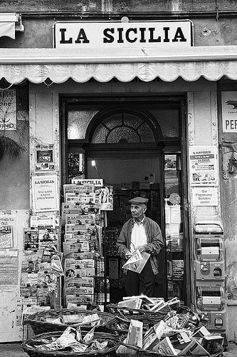 Old man buys the newspaper Italian Newspaper, Explore Italy, Old Photography, The Newspaper, Vintage Italy, Photo Vintage, Photojournalism, Vintage Poster, Old Man