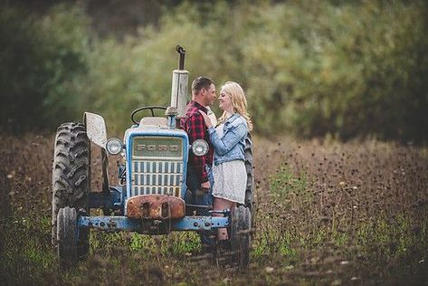 Tractor Photoshoot, Country Wedding Fall, Photo Shoot Outdoor, Farm Family Pictures, Country Couple Pictures, Country Engagement Pictures, Winter Engagement Pictures, Tractor Photos, Tractor Pictures