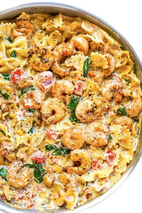 Creamy Tuscan Shrimp Pasta is a delicious Italian restaurant-quality meal. This easy recipe is a family favorite that is ready in 20 minutes! Recipe on sumofyum.com Tuscan Shrimp Pasta, Creamy Tuscan Shrimp, Pasta Instant Pot, Tuscan Shrimp, Shrimp Pasta Recipes Easy, Fettucini Alfredo, Pasta With Shrimp, Creamy Shrimp Pasta, Lobster Dishes