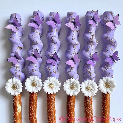 410 Likes, 12 Comments - Dee Camarena (@camarenacakepops) on Instagram: “💜Butterfly Theme💜#caramelpretzels #chocolatepretzels #butterflies #bdaycookies #cookies #igcookies…” Butterfly Themed Birthday Party Dessert Tables, Butterfly Cookies Purple, Sweet 16 Butterfly Cookies, Butterfly Theme Desert Table, Butterfly Snack Table, Butterfly Birthday Treats, Butterfly Party Treats, Butterfly Themed Dessert Table, Baby Shower Theme Butterfly