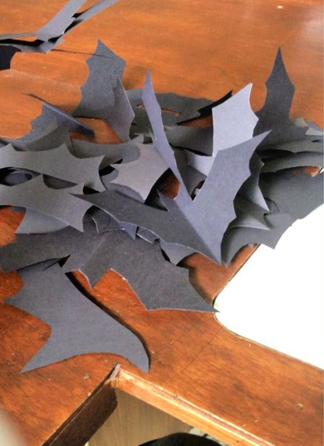 halloween decor- easy bat garland Inexpensive Diy Halloween Decorations, Halloween Construction Paper Crafts, Bat Garland, Draw A Bat, Paper Bat, Dollar Tree Pumpkins, Construction Paper Crafts, Diy Planter Box, Black Construction Paper