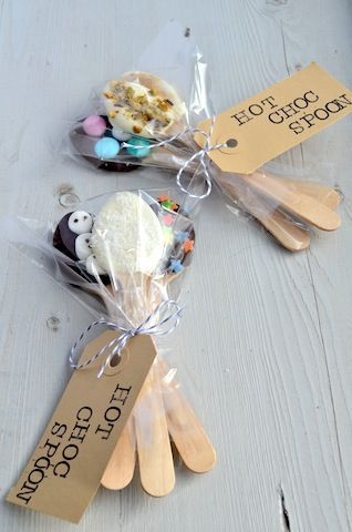 12 Handmade Gift Ideas Everyone Will Love - Hot chocolate spoons. Such a cute and easy idea! Joululahjat Diy, Hot Chocolate Spoons, Diy Hot Chocolate, Chocolate Spoons, Easy Handmade Gifts, Navidad Diy, Easy Diy Gifts, Cadeau Diy, Handmade Christmas Gifts