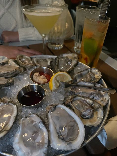 Dinner Luxury Food, Oyster Dinner Aesthetic, Seafood Dinner Aesthetic, Fish Dinner Aesthetic, Fancy Seafood Dinner, Oyster Aesthetic, Seafood Pictures, Oysters Aesthetic, Fancy Dinner Aesthetic