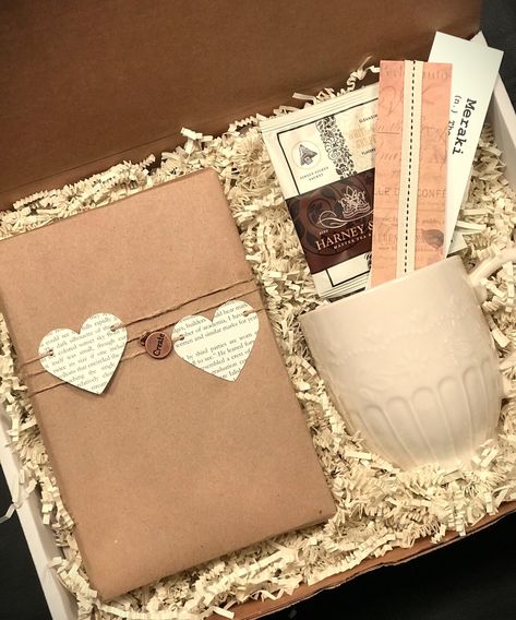 Receiving a "blind date book" is similar to going on a blind date. In other words there will be a little bit of mystery in every curated book lover gift, just like a blind date of course!  Quality curated items for the book lover in your life.  A unique and original gift idea! Book Baskets Gift, Reading Box Gift, Book Present Gift Ideas, Book Gift Ideas Present, Book Gift Wrapping Ideas, Book Box Ideas, Date With A Book Gift, Book Box Gift, Book Lovers Gift Basket