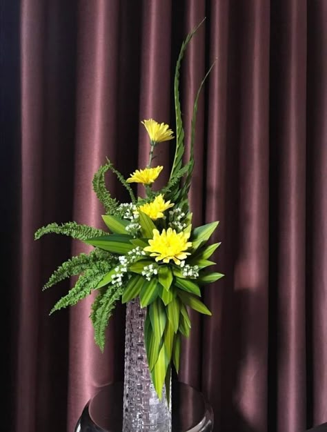 Arreglos Ikebana, Urn Arrangements, Flower Table Decorations, Modern Floral Arrangements, Floral Art Arrangements, Tropical Flower Arrangements, Altar Arrangement, Greenery Arrangements, Large Flower Arrangements