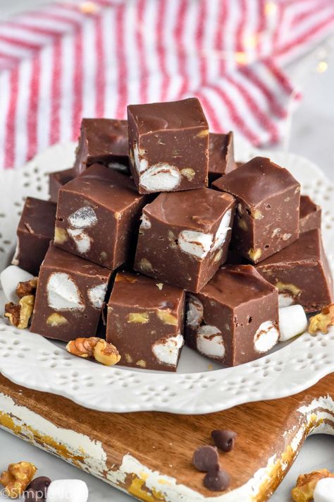 Rocky Road Fudge is a quick and easy spin on my easy fudge recipe. The addition of walnuts and marshmallows to this easy fudge is perfection! Easy Fudge Recipe, Marshmallow Fudge, Eggnog Fudge, Rocky Road Fudge, Rocky Road Recipe, Pistachio Cheesecake, Easy Fudge, Winter Baking, Candy Man