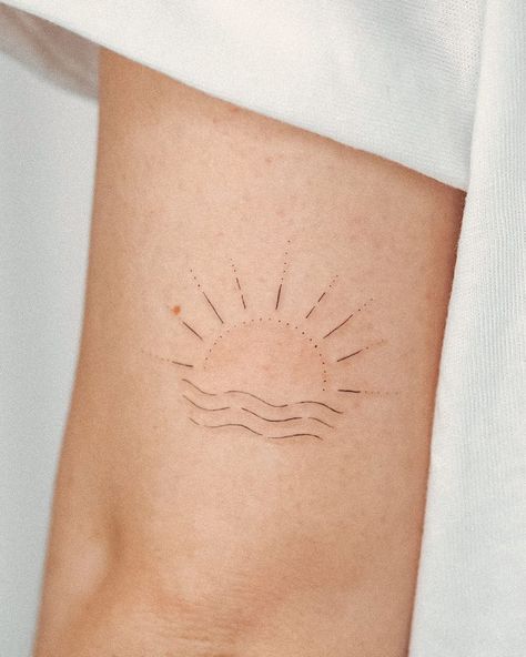 Fineline Sunset Tattoo, Delicate Sun Tattoo, Small Fineline Tattoos For Women, Sun Fineline Tattoo, Fineline Sun Tattoo, Hawaii Inspired Tattoos, Sunset Tattoo Minimalist, Sunshine Tattoo Ideas, Ibiza Tattoo