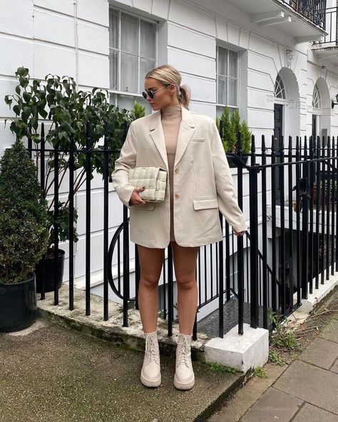 Creme Chelsea Boots Outfit, Nude Combat Boots Outfit, Beige Chunky Boots Outfit, Cream Chunky Boots Outfit, Beige Boots Outfit Winter Style, Cream Combat Boots Outfit, Cream Chelsea Boots Outfit, Beige Chelsea Boots Outfit, Creme Boots Outfit