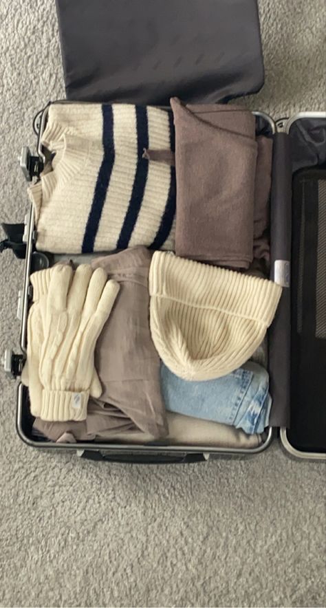 Winter Holiday Essentials, Winter Suitcase Packing, Packing Vacation Aesthetic, Aesthetic Packing Suitcase, Packing Aesthetic Suitcase, Packing Suitcase Aesthetic, Pack Light For Travel, Packing Aesthetic, Suitcase Aesthetic