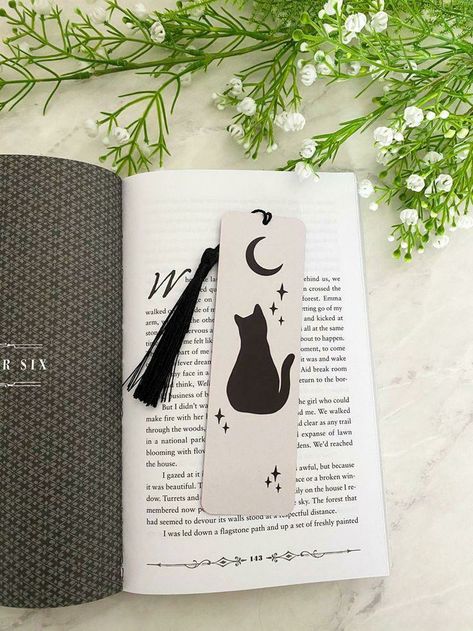 Black Cat Bookmark, Cat Bookmarks Diy, Witchy Bookmarks, Bookmark Drawing, Easy Bookmarks, Witch Bookmark, Bookmark Crochet Tutorial, Bookmark Easy, Bookmarks Ideas