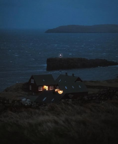 Dark Beach House Aesthetic, Moody Cottage Core, Coastal Gothic, Moody Cottage, Princess Aura, Tired Tired Sea, Homestead Land, Autumn Grunge, 90s Autumn