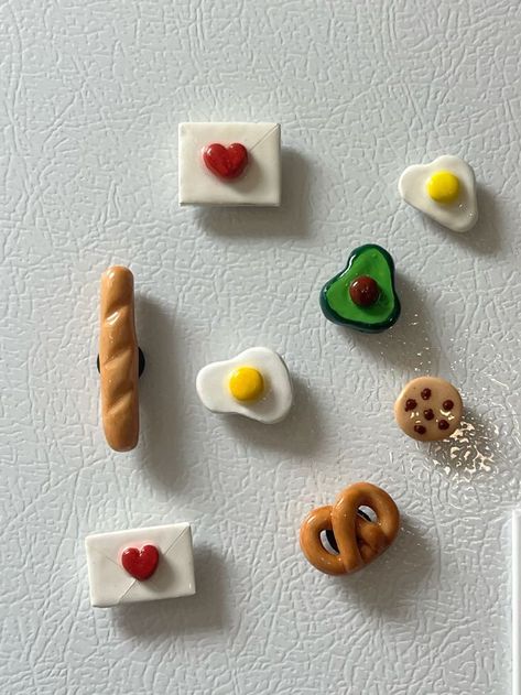 Clay Fridge Magnets, Clay Fridge, Food Magnets, Clay Date, Air Dry Clay Ideas, Dry Clay Ideas, Clay Magnets, Diy Air Dry Clay, Magnet Crafts