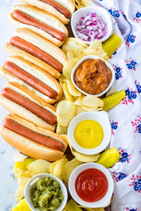 Hot Dog Charcuterie, Hot Dog Charcuterie Board, Dog Charcuterie Board, Hot Dog Bar Toppings, Make Your Own Burger, Hot Dog Bar, Mexican Pizza, Beef Hot Dogs, Party Food Platters