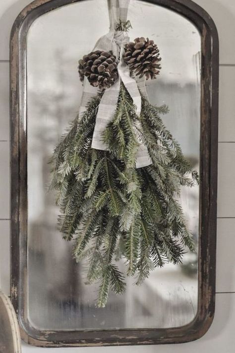 Diy Christmas Swag, Christmas Greenery Decor, Real Christmas Wreaths, A Country Christmas, Evergreen Swag, Winter Swag, Evergreen Christmas, Holiday Swag, Christmas Lodge