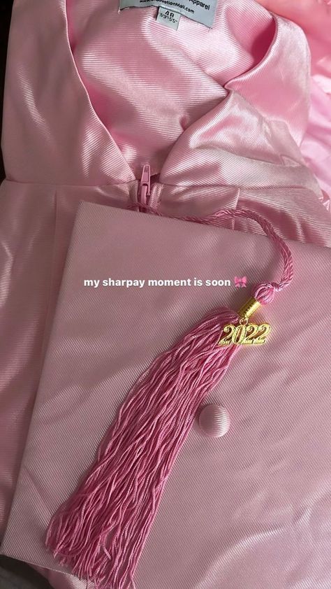 ˚୨୧⋆ @bella2angel Pink Scholar Aesthetic, College Pink Aesthetic, Pretty Educated And Graduated Cap, Pink Graduation Cap And Gown, Pink Cap And Gown, Pink Girly Things Princesses, Romanticized School, Pink Academia Aesthetic, Aesthetic Graduation Pictures