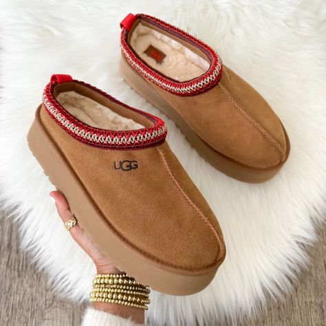 Shoes For College, It Girl Essentials, Ugg Tazz Platform, Tazz Slipper, Cute Uggs, Ugg Tazz, Big Gift, Fluffy Shoes, Cozy Shoes