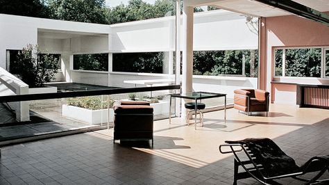 https://flic.kr/p/ijAv5g | Villa Savoye - Livingroom | A nice piece of land doesn’t automatically generate great architecture, but it helps. Apart from the pleasures of bathing in a blue bathtub, lounging in the sun, and owning a meadow surrounded by orchards less than an hour’s drive from Paris, the Villa Savoye continues to evoke certain other values that have proved equally resistant to change over time. Villa Savoye Interior, Le Corbusier Interior, Corbusier Interior, Le Corbusier Villa Savoye, Le Corbusier Designs, Corbusier Architecture, Villa Savoye, Le Corbusier Architecture, Walter Gropius