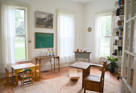 Minimalist Homeschool Room, Homeschool Corner, Nurture Room, Study Carrel, Ohio House, Small Kids Room, Prairie Home, Homeschool Room, Room Hacks