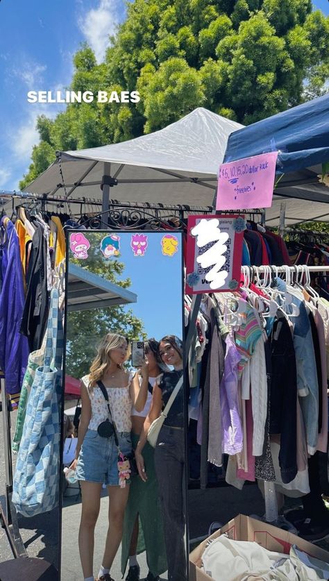 Flee Market Ideas, Flea Market Set Up, Vintage Clothing Display, Flea Market Aesthetic, Vintage Market Booth, Vintage Booth Display, Vendor Booth Display, Market Stands, Clothing Displays