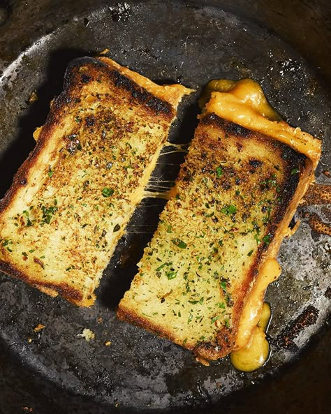 Garlic Grilled Cheese, Garlic Bread Grilled Cheese, Grill Tips, Cheese Toasties, Cheese Toastie, Sandwiches Grilled, Grill Cheese, Grilled Sandwiches, Food Sandwiches