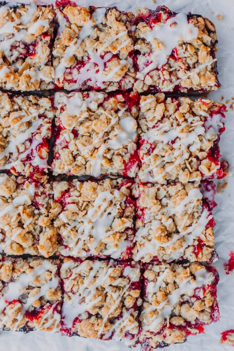 Strawberry Crumble Bars Strawberry Crumble Bars, Strawberry Crumble, Strawberry Bars, Oat Crumble, Crumble Bars, Strawberry Desserts, Simple Kitchen, Strawberry Recipes, Dessert Bars