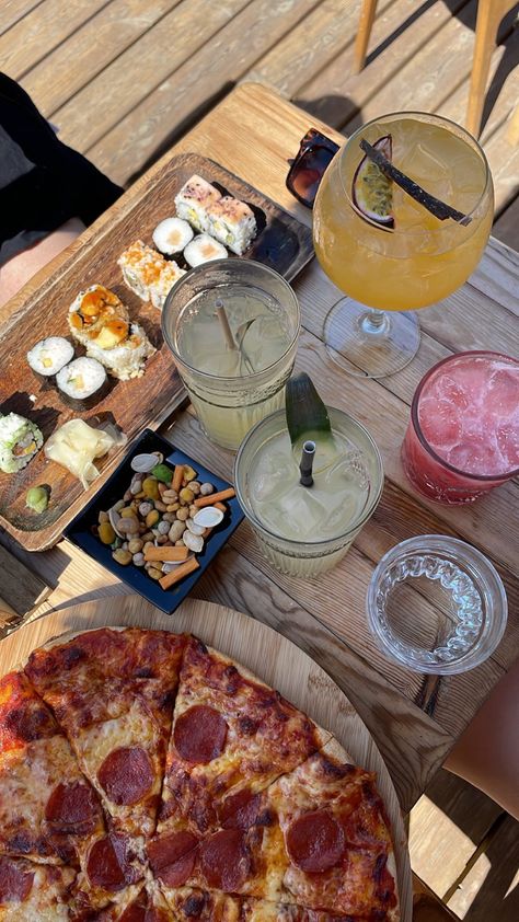 Pizza And Drinks Aesthetic, Beach Lunch Aesthetic, Friends Lunch Aesthetic, Sushi Picnic Aesthetic, Summer Lunch Aesthetic, Beach Dinner Aesthetic, Lunch With Friends Aesthetic, Boyfriend Food, Dubai Photos