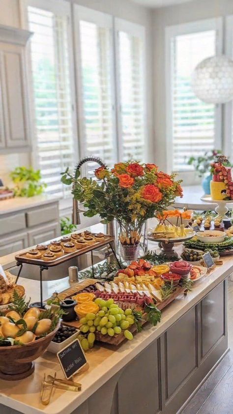 Small Grazing Table Ideas, Party Food Trays, Food Display Table, Buffet Catering, Cheese Table, No Cook Appetizers, Meal Prep Snacks, Watermelon Cake, Party Dessert Table