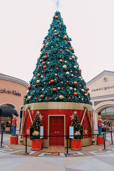 Holiday Shopping at the Carlsbad Premium Outlets. The mall offer all the top designers and brands for the whole family. Visit in November and December for Tree lighting event and Santa. This North San Diego County Mall is located next to the Carlsbad Flower Fields. #california #christmas #gifts #outlet #fashion Mall Christmas Decorations, Christmas Factory, Carlsbad Flower Fields, California Christmas, Santa's Village, Christmas Windows, Family Information, Premium Outlets, Xmas 2024