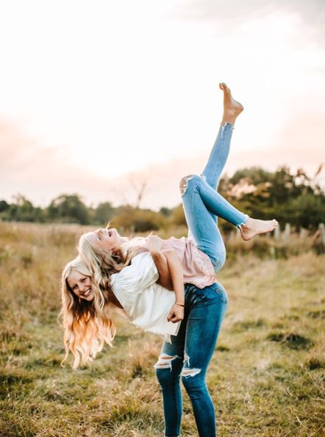 Pose To Do With Bestie, Farm Photoshoot Ideas Best Friends, Bestie Western Photoshoot, Best Friend Photo Shoot Poses, Country Photoshoot Ideas Best Friends, Cute Fall Photoshoot Ideas With Friends, Best Friend Country Photoshoot, Western Friend Photoshoot, Cute Sister Photoshoot Ideas