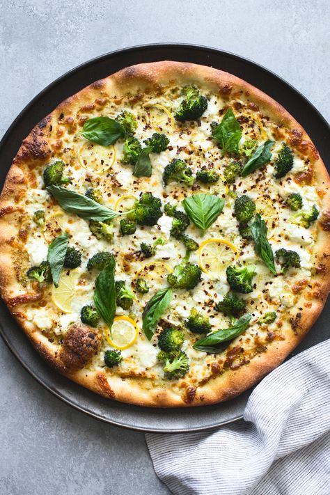 This Lemon Roasted Broccoli Pizza recipe is a healthier option for the New Year! It's topped with pesto, broccoli, low-fat mozz, goat cheese & sliced lemon. Pesto Broccoli Pizza, Pizza Broccoli, Lemon Pizza, Mushroom Pizza Recipes, Spring Foods, Broccoli Pizza, Sliced Lemon, Onion Pizza, Snacks Under 100 Calories