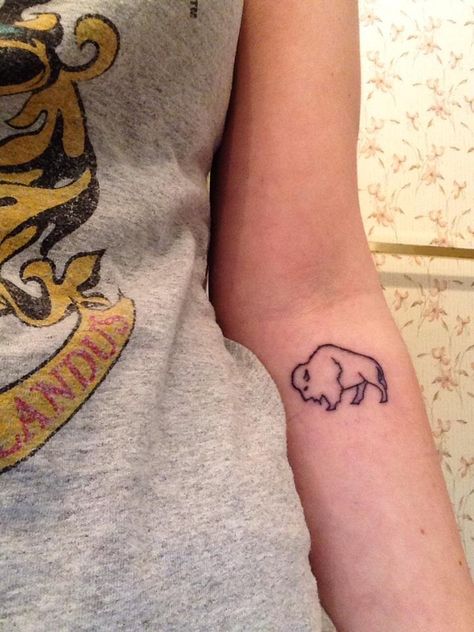 small finger tat Bison Outline Tattoo, Small Bison Tattoo, Buffalo Outline Tattoo, Bison Outline, Small Buffalo Tattoo, Bison Tattoo Ideas For Women, Yellowstone Tattoo Ideas, Yellowstone Tattoo, Buffalo Tattoo Ideas