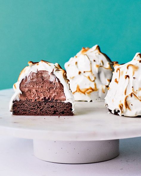 Mini Baked Alaska Recipe, Mini Baked Alaska, American Dessert, Spiced Chocolate, Frozen Dessert Recipe, Baked Alaska, Xmas 2024, Impressive Recipes, Cream Cakes