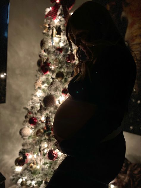 Christmas Maternity Photos, Maternity Christmas Pictures, Christmas Pregnancy Photos, Vom Avea Un Copil, Maternity Silhouette, Christmas Maternity, Maternity Studio Photoshoot, 28 Weeks Pregnant, Pregnancy Announcement Photoshoot