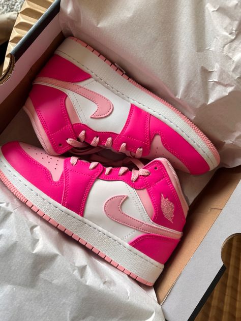 Its giving barbie 💕💕 Pink Barbie Jordans, Barbie Jordans, Jordan Rosas, Barbie Dunks, Tenis Nike Jordan, Nike Shoes Women Fashion, Pink Jordans, Trendy Shoes Sneakers, White Nike Shoes