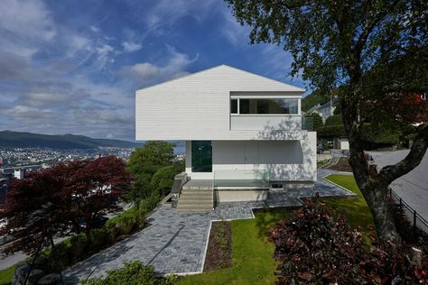 Villa Refsnes / Saunders Architecture | ArchDaily Douglas Fir Flooring, Architect Building, House Slide, White Spruce, Steel Frame House, Bergen Norway, Design Competitions, Main Entrance, Open Plan Living